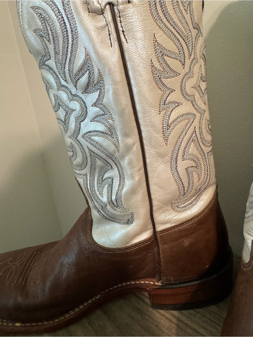 Tony Lama Western Boots 9B - Cross design - Picture 6 of 10
